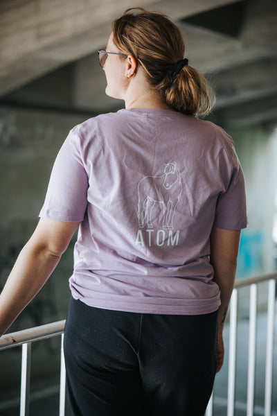 AK + Atom - Lavendel T-Shirt